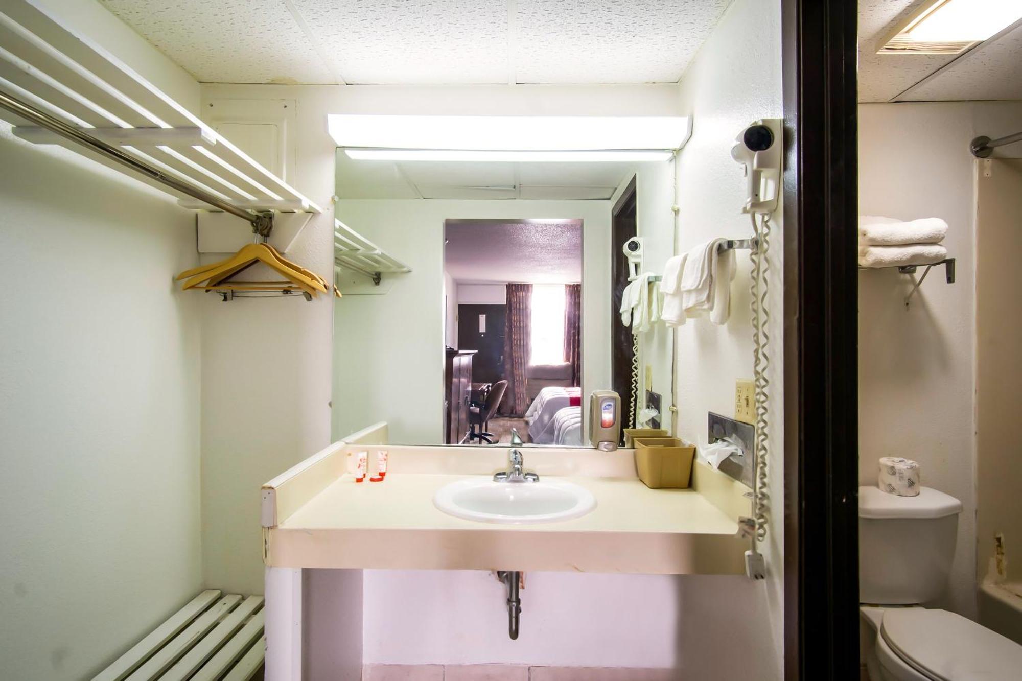 Oyo Hotel Hutchinson West 4Th Ave Extérieur photo