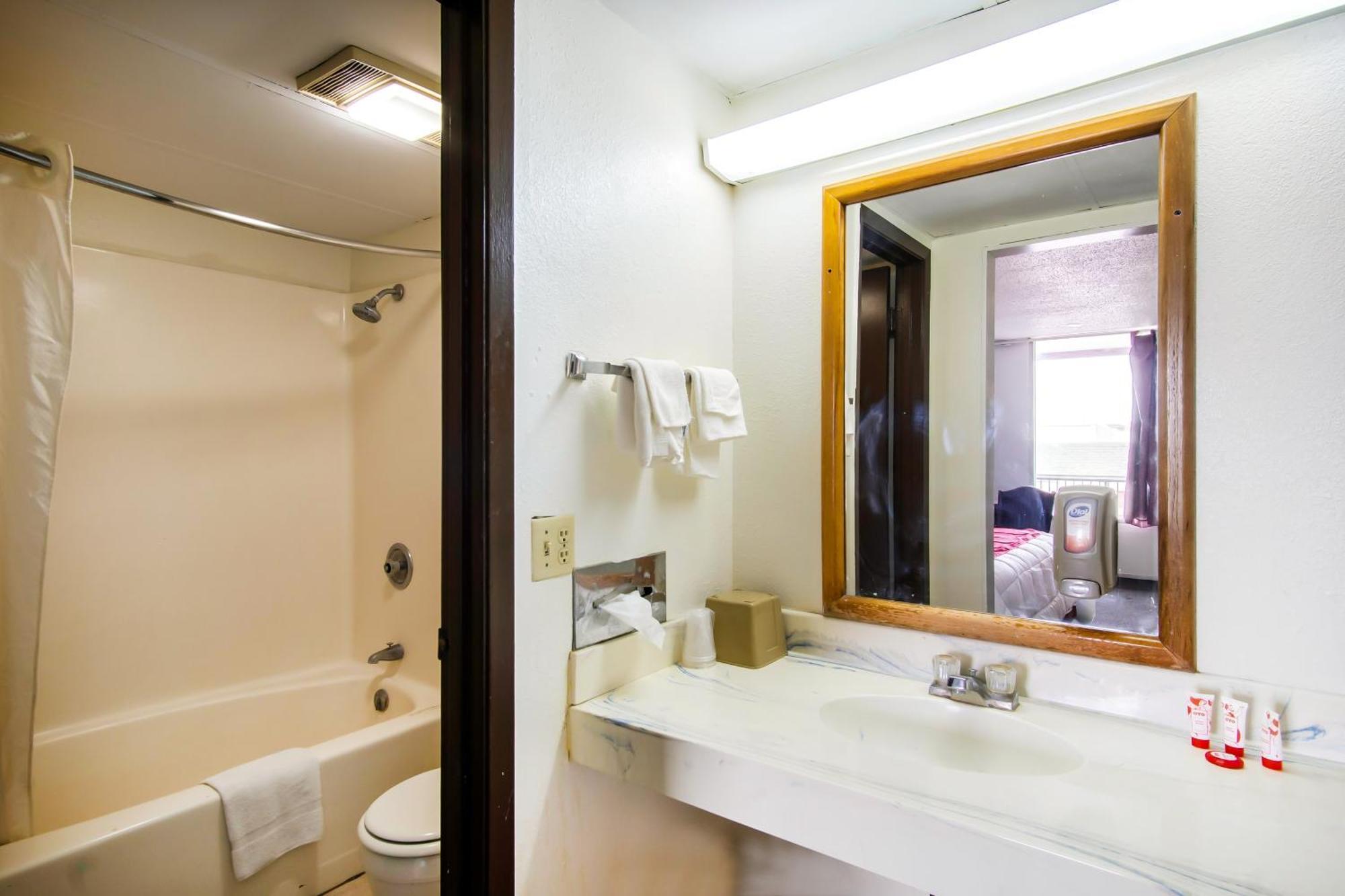 Oyo Hotel Hutchinson West 4Th Ave Extérieur photo