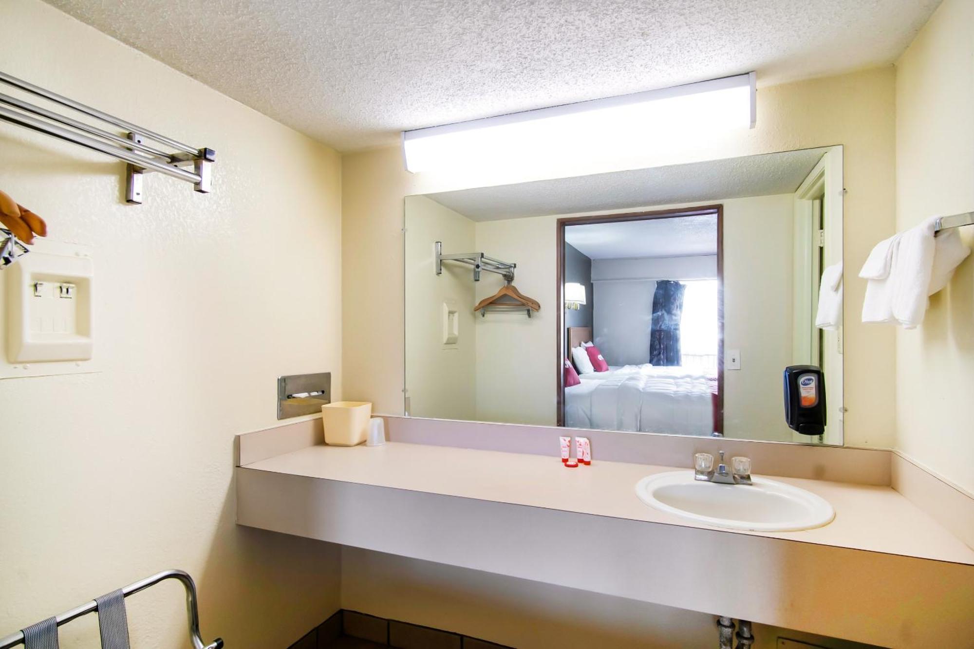 Oyo Hotel Hutchinson West 4Th Ave Extérieur photo