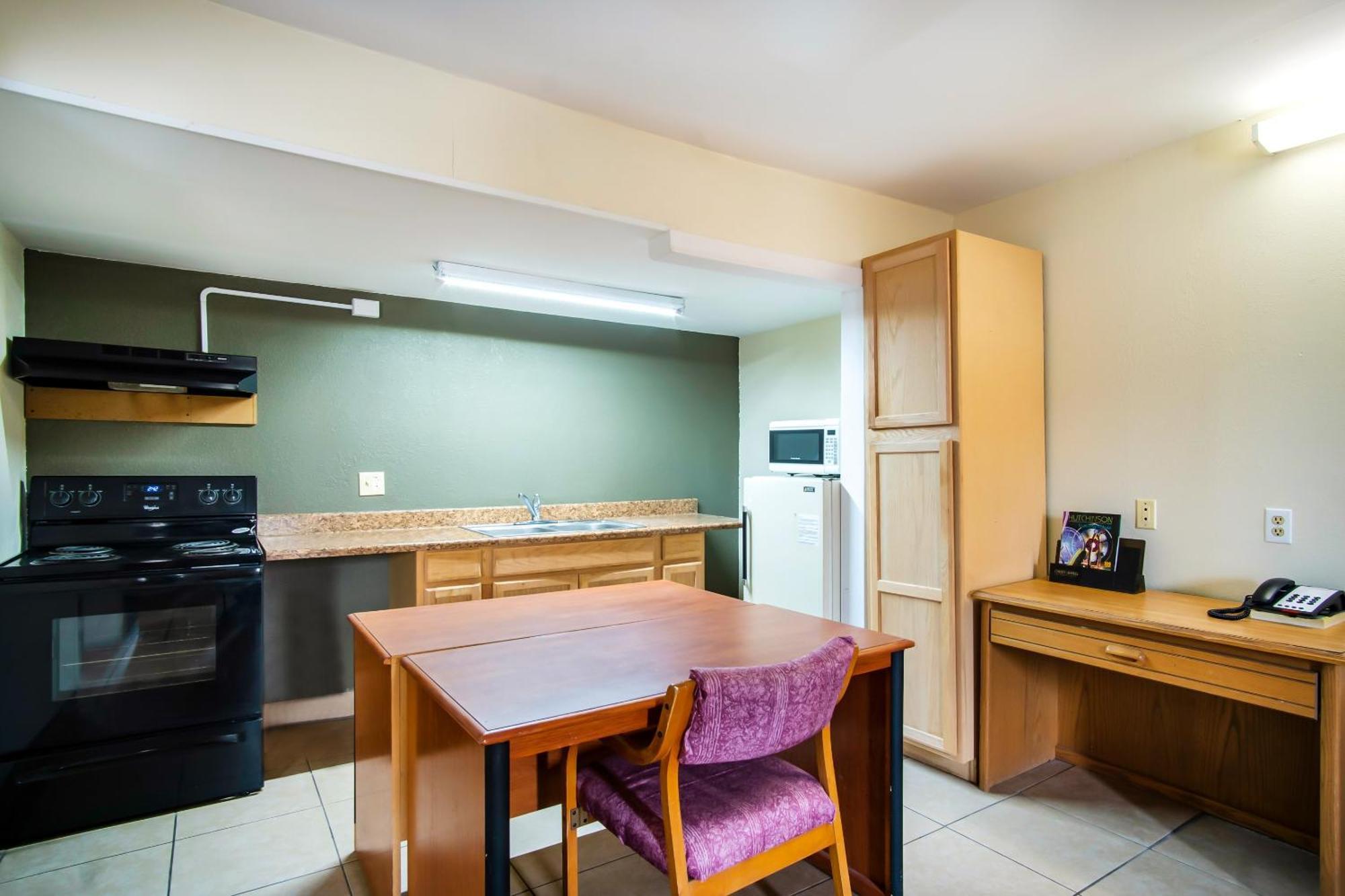 Oyo Hotel Hutchinson West 4Th Ave Extérieur photo