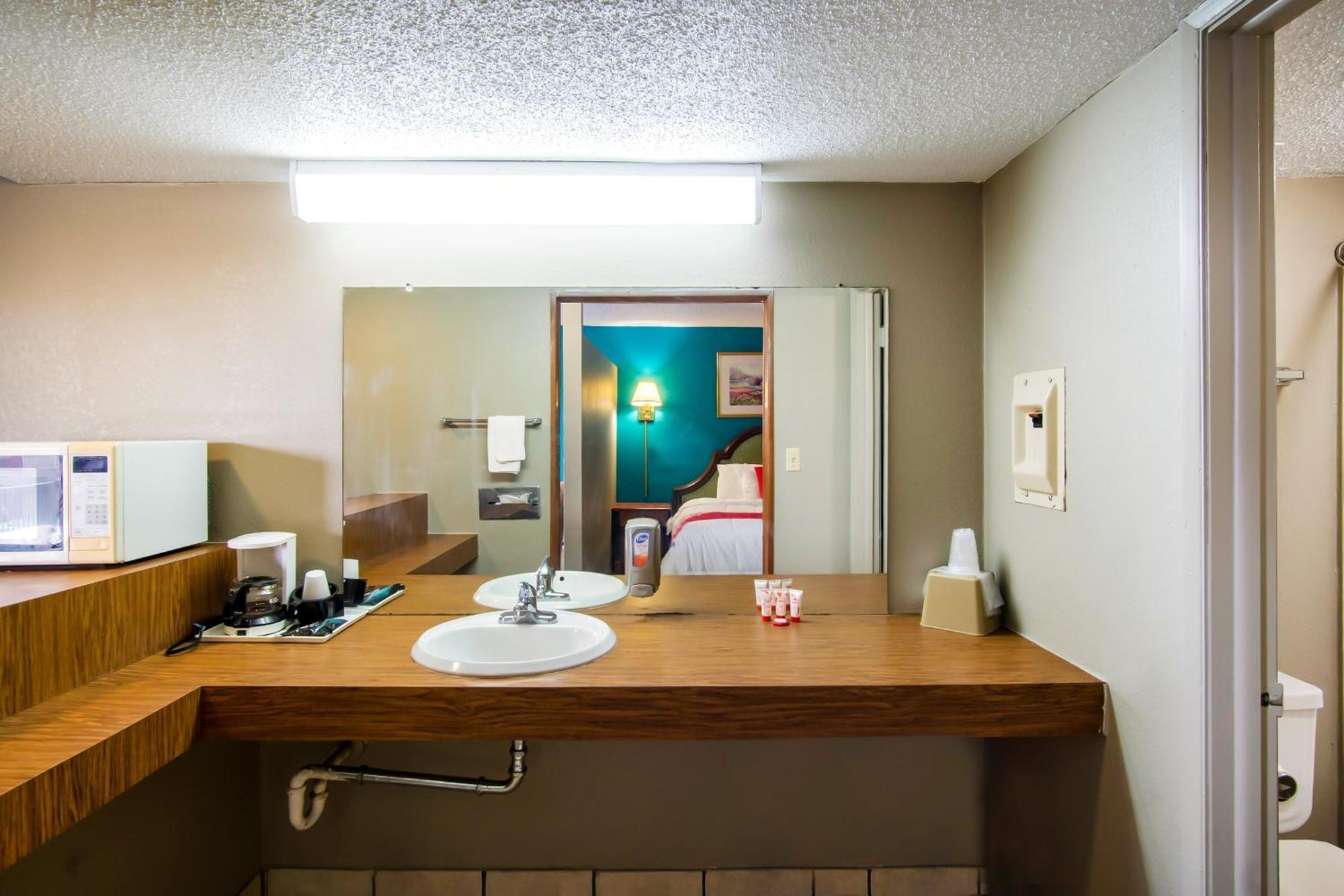 Oyo Hotel Hutchinson West 4Th Ave Extérieur photo