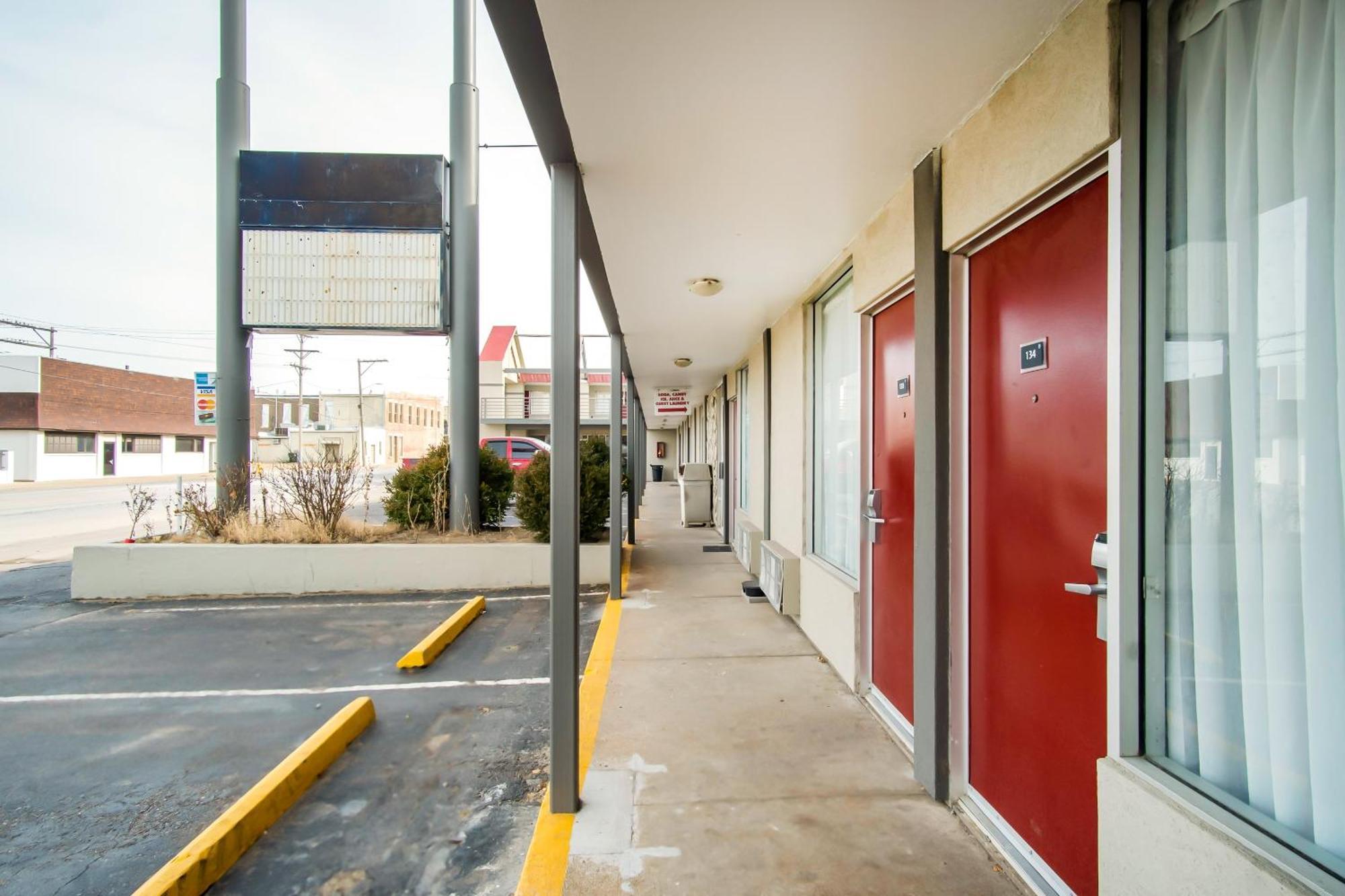 Oyo Hotel Hutchinson West 4Th Ave Extérieur photo