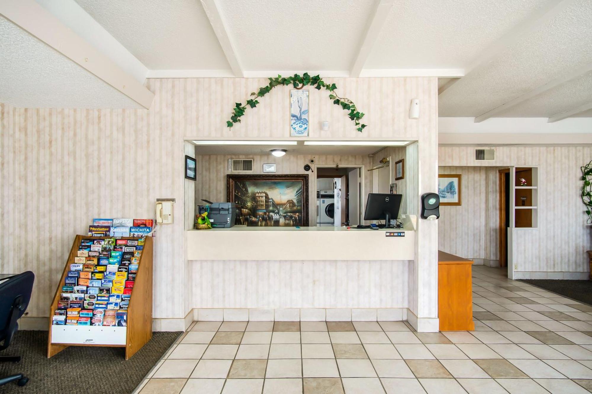 Oyo Hotel Hutchinson West 4Th Ave Extérieur photo