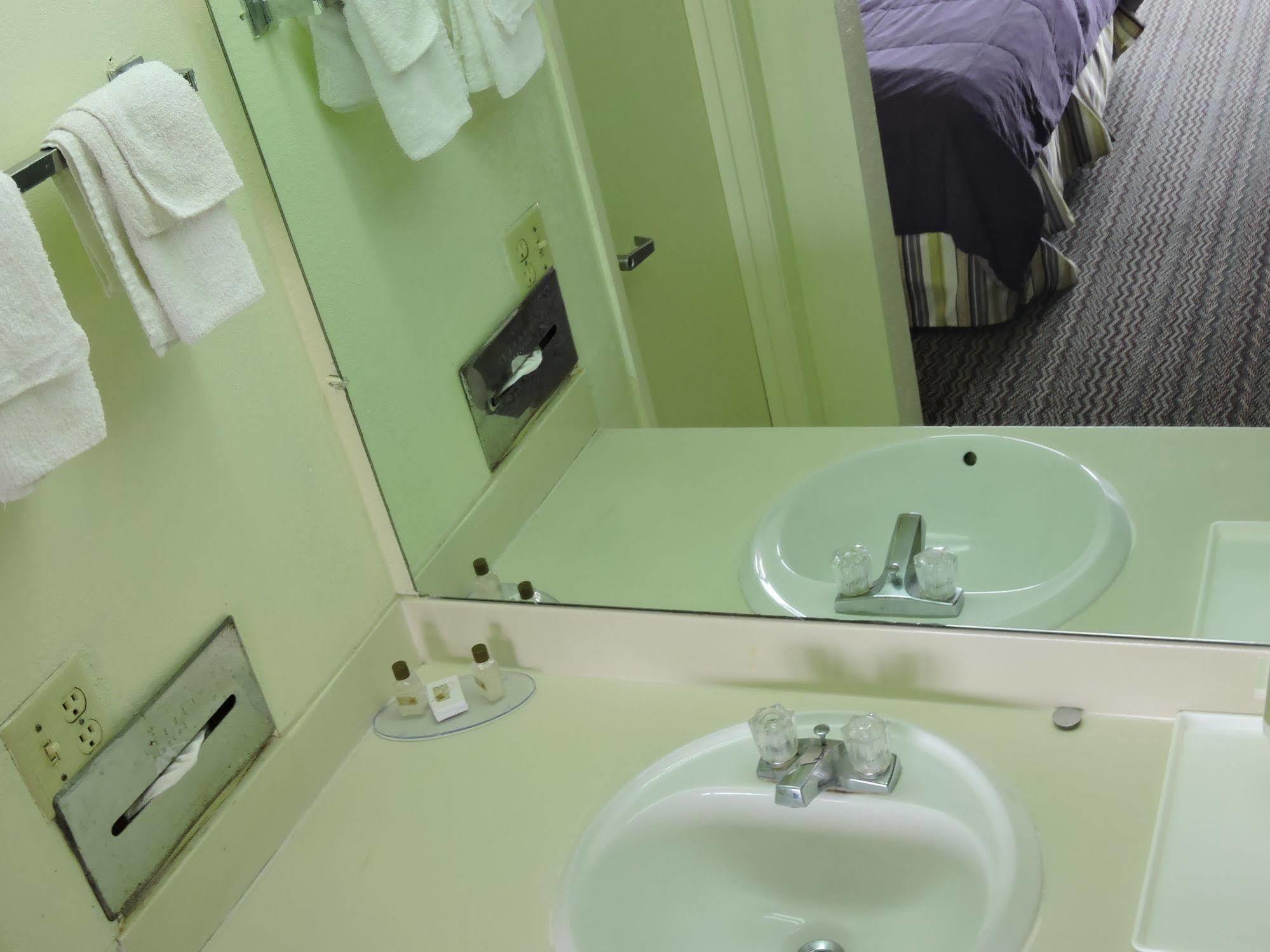 Oyo Hotel Hutchinson West 4Th Ave Extérieur photo