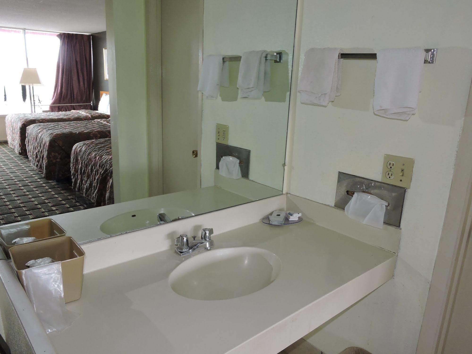Oyo Hotel Hutchinson West 4Th Ave Extérieur photo